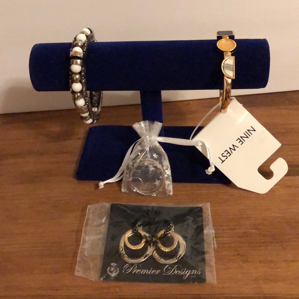 Lot of 4 pieces-2 bracelets & 2 pairs of earrings - Picture 1 of 13
